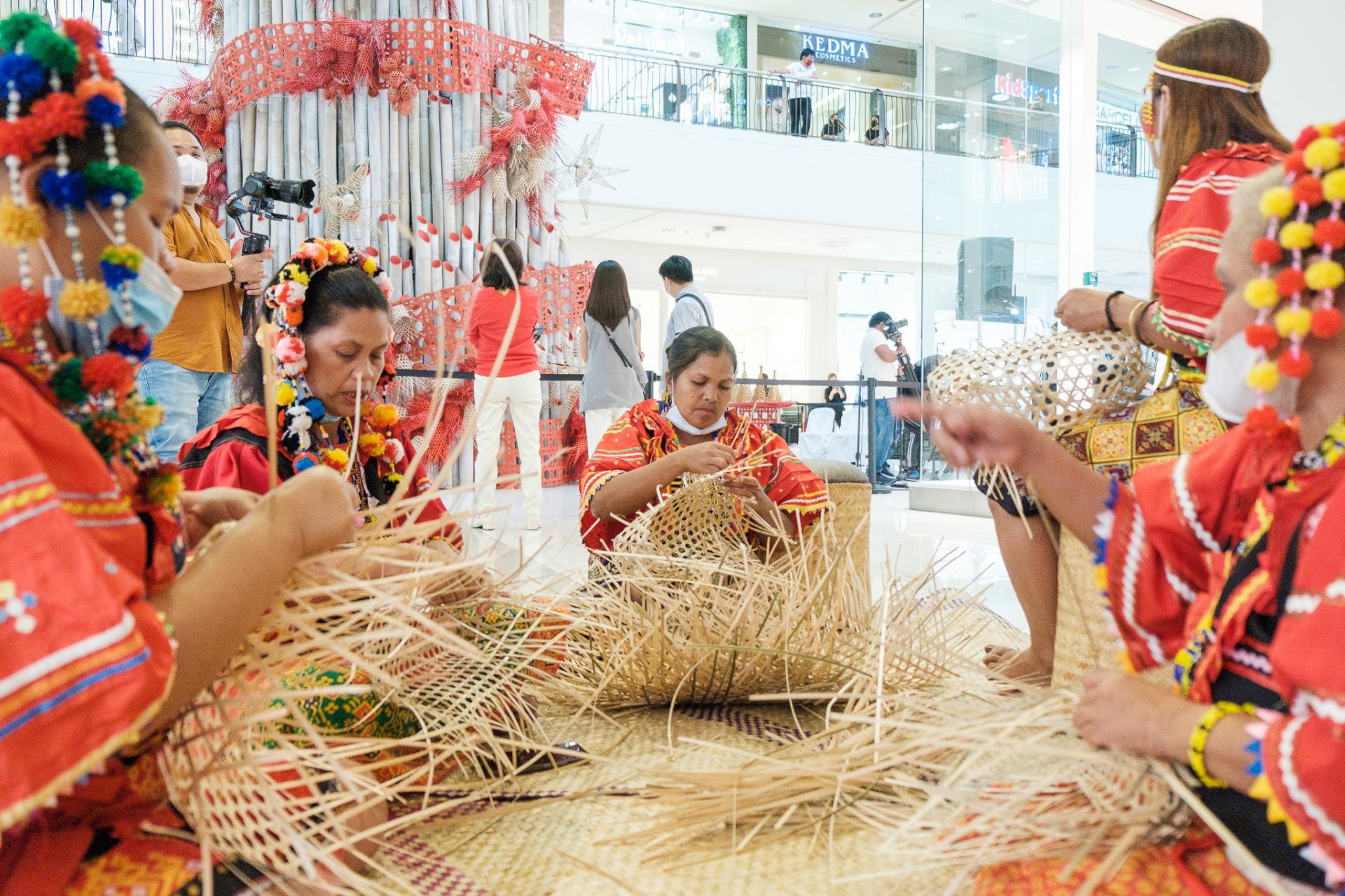 Ayala Malls Abreeza Bridges Opportunities to the Matigsalug Community Through Tree of Hope Campaign